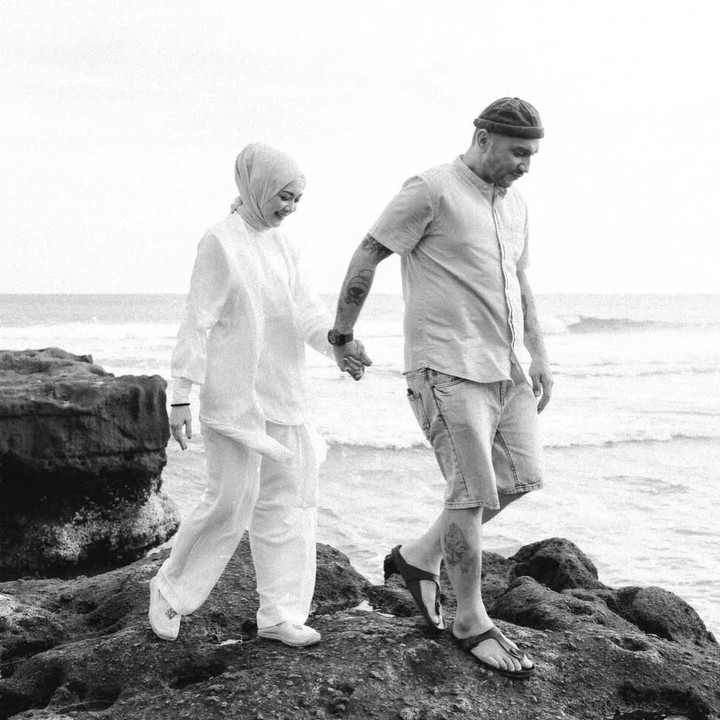 <p>Ia terlihat membagikan beberapa kenangan manis bersama sang suami dengan latar foto hitam-putih. &ldquo;Kamu sudah sampai, wahai jiwa yang tenang. Udah ga sakit lagi ya yah.<em> Rest in Love</em>, suami,&rdquo; tulis Richa.&nbsp;(Foto: Instagram @richaiskak)</p>