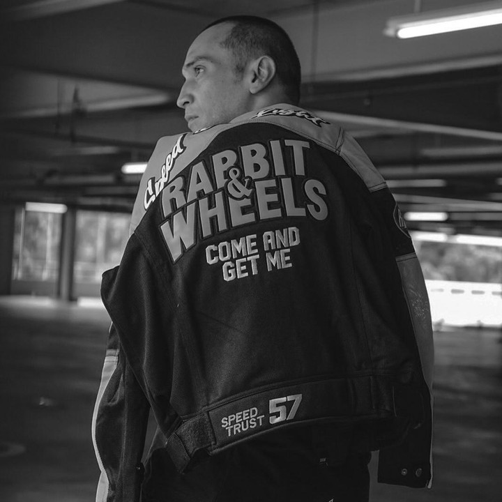 <p>Garry&nbsp;dikabarkan meninggal dunia setelah mengalami kecelakaan motor tunggal pada Sabtu (29/11/2025). Sepeda motor yang dikendarainya hilang kendali dan menabrak pohon.&nbsp;(Foto: Instagram @richaiskak)</p>