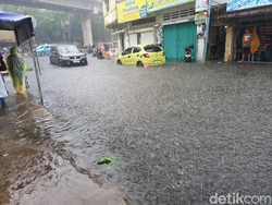 Hujan 1 Jam, Sejumlah Ruas Jalan di Palembang Tergenang