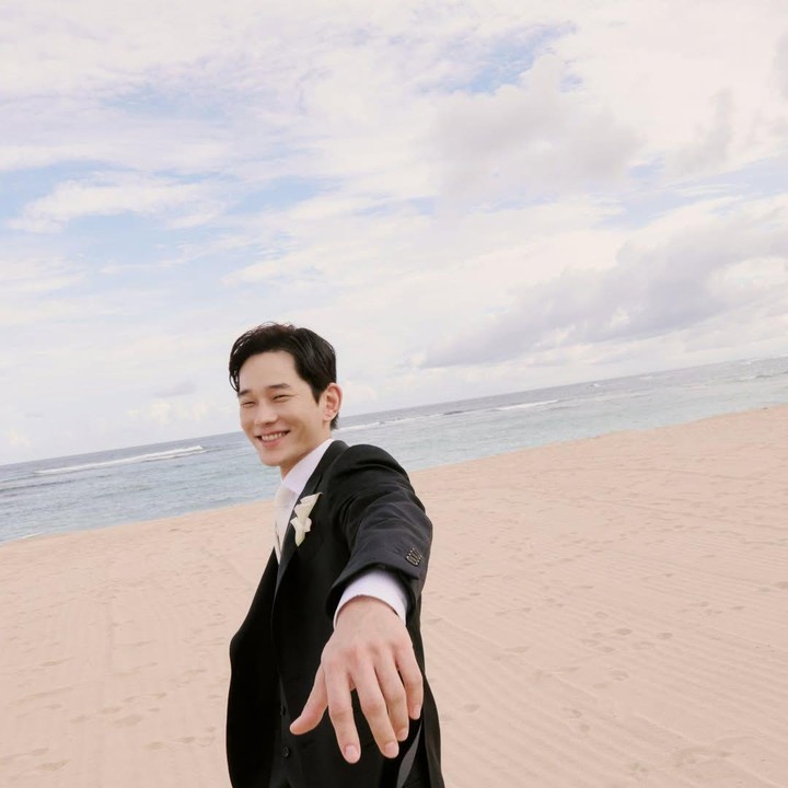 <p>Senyum semringah terpatri indah di wajah tampan aktor Korea, On Ju Wan. Ia juga menampilkan gestur tangan yang diulurkan dalam sebuah pose yang disertai caption romantis berbunyi, “Let’s go together towards happines”. (Foto: Instagram @onjuwan1211)</p>