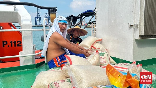Banjir bandang dan longsor di Sumatra menyebabkan 776 korban meninggal. Tim medis Unhas dan kapal bantuan dari Kepri berupaya membantu korban.