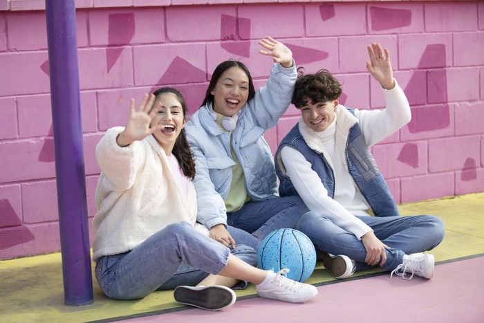 Jika kamu melihat gambar kelinci pertama kali, kamu adalah sosok yang selalu menjadi pusat perhatian di mana pun kamu berada. Kamu terlahir dengan energi dan pesona yang memikat.