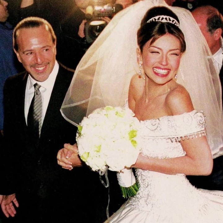 <p>Bunda masih ingat dengan artis asal Meksiko, Thalia? Perempuan yang dikenal dari serial TV Maria Mercedes ini baru saja merayakan ulang tahun pernikahan ke-25 pada 2 Desember 2025. Thalia resmi menikah dengan pengusaha Tommy Mottola pada tahun 2000 silam. (Foto: Instagram @thalia)</p>