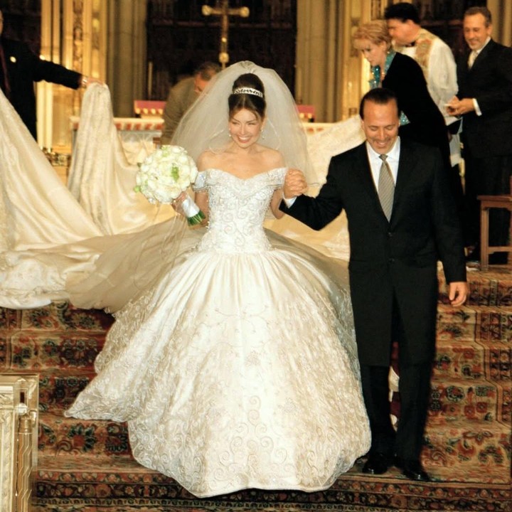 <p>Tak hanya Thalia, sang suami Tommy Mottola juga mengunggah momen pernikahannya yang diselenggarakan 25 tahun silam. Pria 77 tahun ini tak lupa mengungkap rasa cintanya kepada sang istri. "SELAMAT ULANG TAHUN PERNIKAHAN @thalia .. Kamu adalah segalanya bagiku.. cahayaku.. Cinta sejatiku satu-satunya.. selamanya!" ungkap Tommy Mottola. (Foto: Instagram @tommymottola)</p>