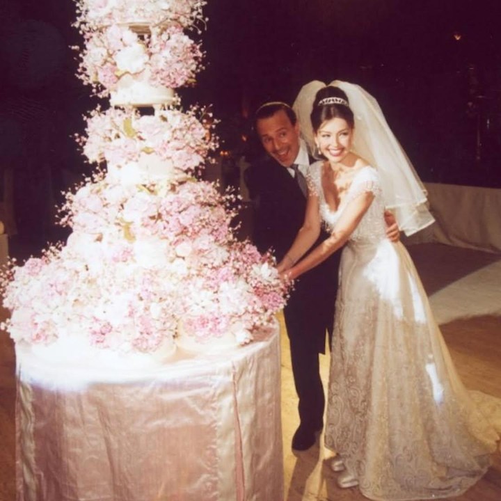 <p>Melalui unggahan ini, Thalia&nbsp;menuliskan&nbsp;perasaan bahagianya karena bisa menghabiskan waktu selama 25 tahun bersama sang suami. "Hari ini kita merayakan 25 tahun pernikahan, pernikahan perak yang agung. Seperempat abad cinta, menemani dan menyemangati di setiap hari, setiap saat, setiap babak kehidupan. Kaulah cinta sejati dalam hidupku. Aku sangat mencintaimu. 25 tahun pernikahan! Dan lebih banyak lagi," tulis Thalia di Instagram. (Foto: Instagram @tommymottola)</p>