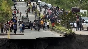 Detik-detik Jalan Bener Meriah Aceh Ambles Saat Dibuat Parit Darurat