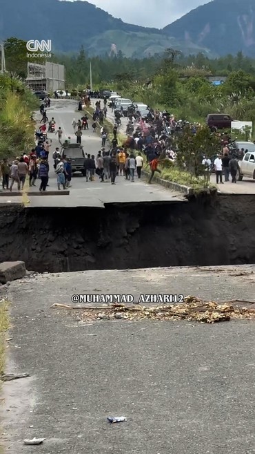 Detik-detik Jalan Bener Meriah Aceh Ambles Saat Dibuat Parit Darurat