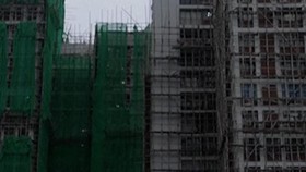 Seluruh Jaring Perancah di Hong Kong Dicabut Imbas Kebakaran Apartemen