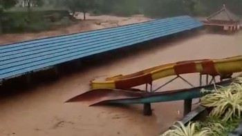 Detik-detik Sungai Meluap Banjiri Lokasi Wisata Cicilin Bandung Barat