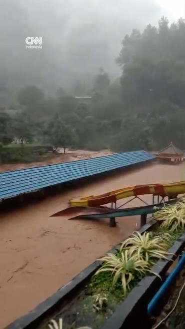 Detik-detik Sungai Meluap Banjiri Lokasi Wisata Cicilin Bandung Barat