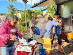 Polri Salurkan Air Bersih dan Bersihkan Lumpur Sisa Banjir di Agam Sumbar
