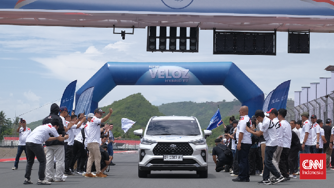 Toyota Veloz Hybrid Lintas Nusa menjadi ajang pembuktian kemampuan teknologi hybrid Toyota dalam menghadapi beragam kontur jalan Indonesia.