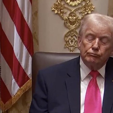 Viral Donald Trump Ketiduran Saat Rapat Kabinet