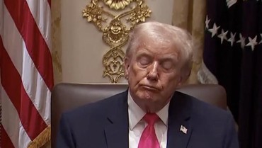 Viral Donald Trump Ketiduran Saat Rapat Kabinet