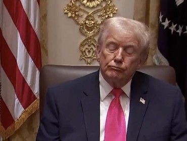 Viral Donald Trump Ketiduran Saat Rapat Kabinet