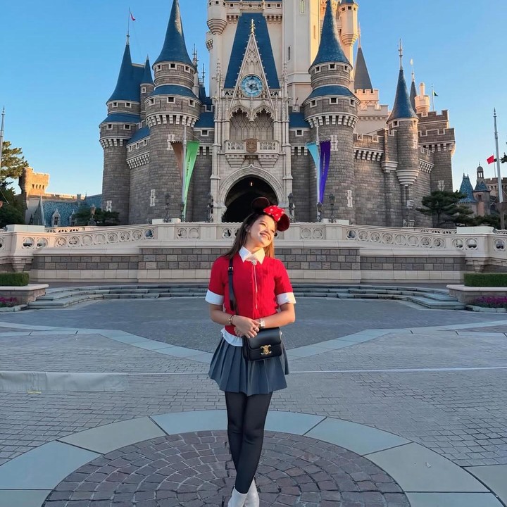 <p>Saat berada di Disneyland Jepang, Ummi tampak <em>fashionable</em> mengenakan atasan merah yang dipadukan dengan rok abu-abu serta <em>boots</em> berwarna putih. Kunjungan ini juga jadi momen spesial bagi Ummi karena merupakan <em>wishlist</em>-nya sejak kecil, Bunda. "Wishilist ke Disneyland dari kecil tercapai, dulu cuma mimpi bisa kesini. Akhirnya bisa liat <em>firework</em> yang aku impikan dan <em>toystory</em> yg aku suka banget," tulis Ummi lewat Instagramnya. (Foto: Instagram/@ummi_quary)</p>