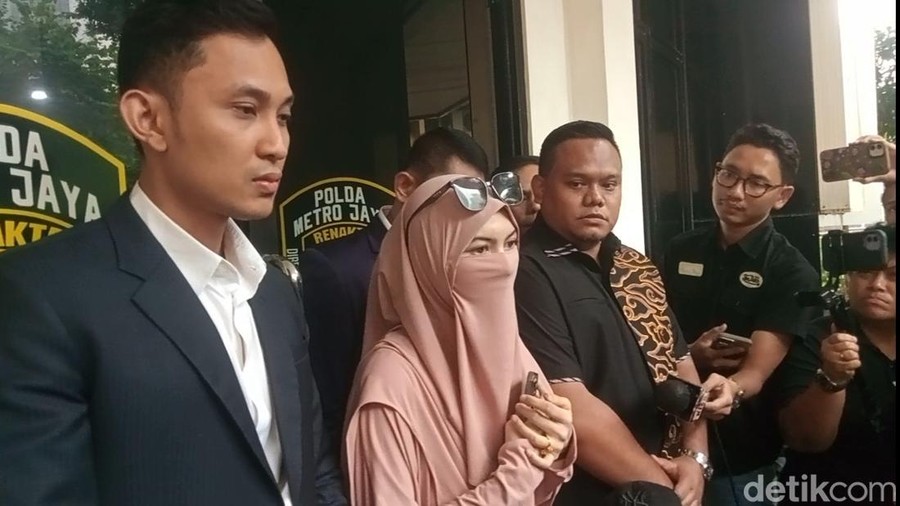 Wardatina Mawa, istri Insanul Fahmi, di Polda Metro Jaya, Kamis (4/12/2025).