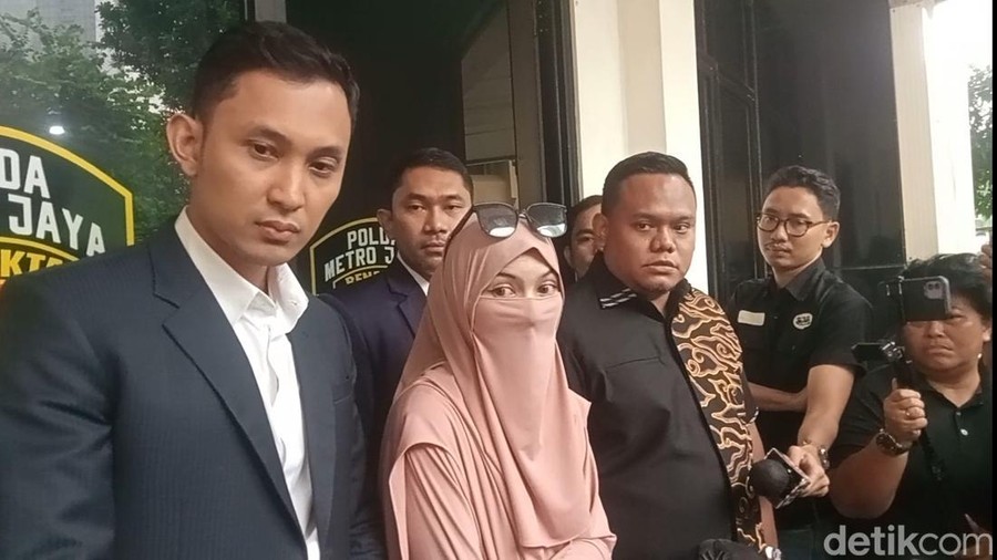Wardatina Mawa, istri Insanul Fahmi, di Polda Metro Jaya, Kamis (4/12/2025).