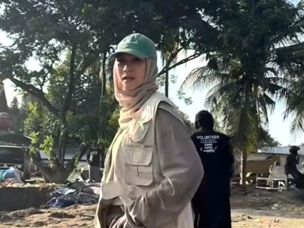 5 Potret Zaskia Adya Mecca Salurkan Bantuan ke Korban Bencana Sumatera, Akui Hatinya Hancur