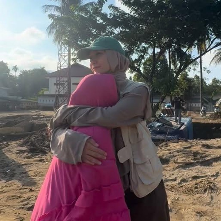 <p>Zaskia pun merasa sangat prihatin dengan peristiwa yang kini sedang terjadi. Saat berbincang dengan salah seorang korban banjir, Zaskia mengatakan dirinya belajar banyak hal, salah satunya keikhlasan. "Dari mereka ku belajar arti kesabaran, keikhlasan menghadapi musibah, kekuatan untuk tetap berdiri, keyakinan bahwa semua akan baik2 saja. Dengan energi dan nikmat yang Allah ta&rsquo;ala berikan kepada ku saat ini, Wallahi aku tidak akan tinggal diam. Ku akan maksimalkan diri sebagai bentuk syukur atas situasi yang lebih baik," ujarnya. (Foto: Instagram @zaskiadyamecca)</p>