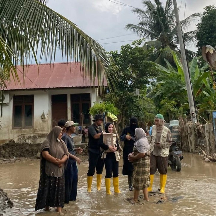 <p>Momen ini pun dibagikan langsung oleh Zaskia untuk memberikan informasi tentang kondisi terkini. Ia juga menjadi saksi betapa banyaknya warga yang merasa sedih, Bunda. "Entah berapa banyak ibu yang ketika ku lihat matanya, ku pegang tangan, langsung pecah tangis 'Capek.. enggak kuat tapi harus kuat.. enggak tahu akan bagaimana kedepannya.. tolong kami, kami butuh bantuan,'. Dari warga dan teman relawan lain berbagi berita tentang daerah yang terisolir, semakin patah hati ini rasanya," tuturnya. (Foto: Instagram @zaskiadyamecca)</p>
