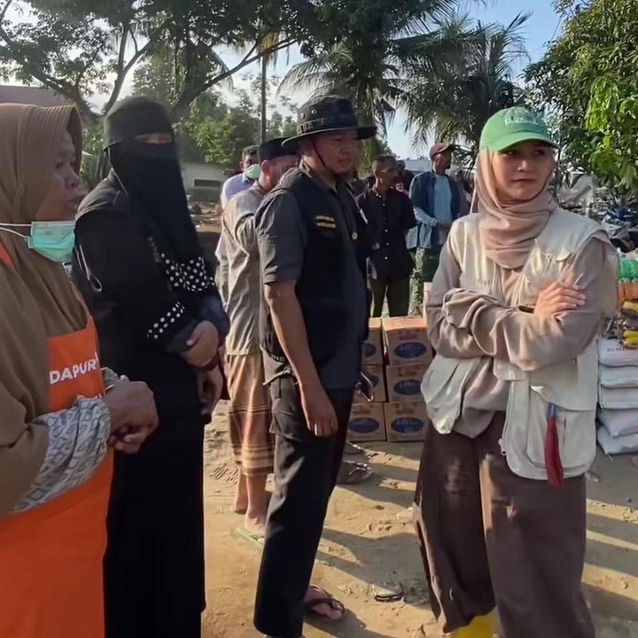 <p>Perempuan berusia 38 tahun ini juga berupaya menyewa helikopter untuk menyalurkan bantuan dengan biayanya yang mencapai Rp100 juta per jam. "Pun helicopter, aku sudah hubungi walau harga perjam nya hampir 100jt. Kalaupun harus sewa untuk salurkan bantuan ke titik terisolasi sedang ku siapkan. Makasih <em>support-</em>nya via link di bio aku yang Rangkul. Aku langsung salurkan segera mungkin," ungkap Zaskia. (Foto: Instagram @zaskiadyamecca)</p>