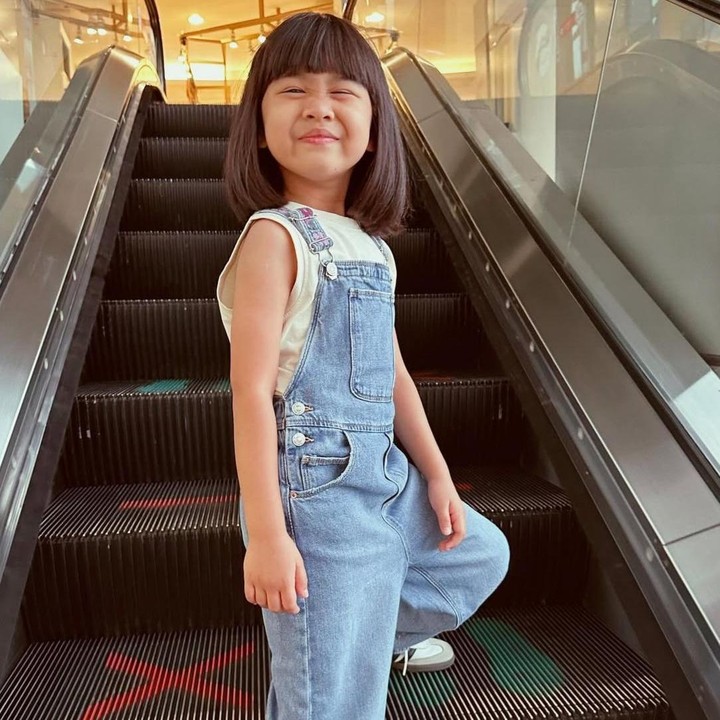 <p>Meski masih kecil, Nane sudah memiliki gaya berpakaian yang super <em>stylish</em> lho, Bunda. Dalam salah satu potretnya, Nane tampil <em>fashionable</em> dengan <em>jumpsuit</em>&nbsp;model&nbsp;denim yang dipadukan <em>sneakers</em> berwarna putih. (Foto: Instagram @sasqyahildayatibatubara)</p>