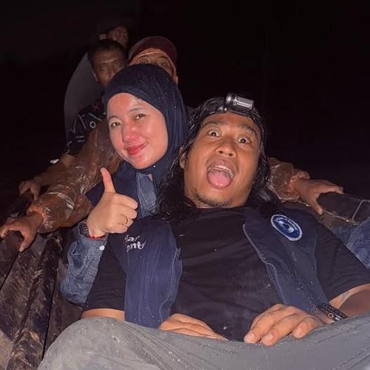 <p>Demi menjalankan misi kemanusiaan, Qorry menemani Praz harus menyeberangi sungai dengan sampan untuk mencapai ke lokasi pengungsian. Pada potret yang dibagikan, terlihat di tengah kegelapan, mereka hanya mengandalkan cahaya senter yang terpasang di kepala. (Foto: Instagram @praz_teguh)</p>