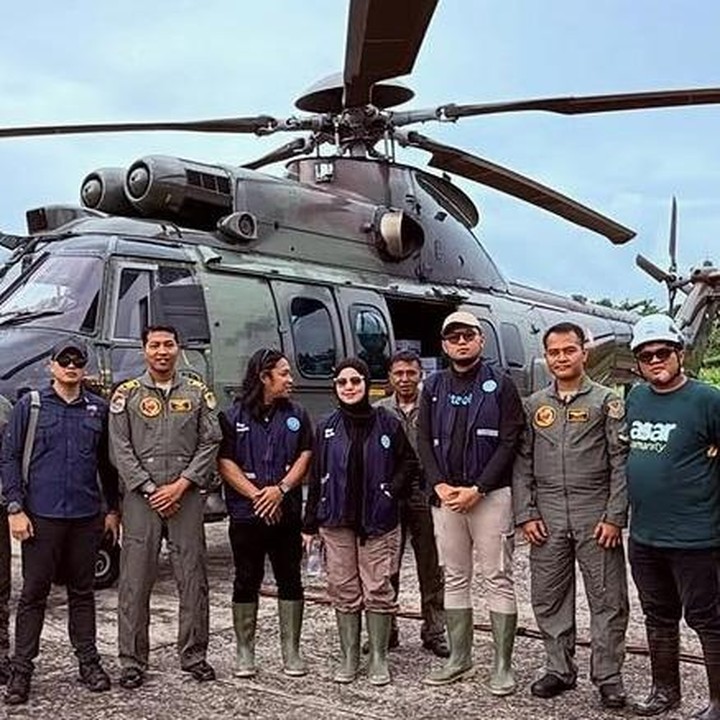 <p>Praz Teguh termasuk salah satu <em>public figure</em> Tanah Air yang turut ikut membantu korban banjir di Sumatra Barat. Ditemani oleh sang istri, Qorry Ananda, ia menyambangi sejumlah daerah yang masih menunggu bantuan, Bunda. (Foto: Instagram @praz_teguh)</p>