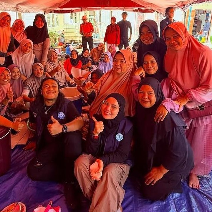 <p>Qorry ikut merasakan perjuangan menembus wilayah-wilayah yang terputus akibat banjir bandang. Untuk memastikan bantuan bisa tersalurkan merata, ia rela menempuh perjalanan panjangnya untuk mendampingi sang suami."Hari terakhir di Sumbar sebelum besok kita berangkat ke Sumut," kata Praz Teguh lewat Instagramnya. (Foto: Instagram @praz_teguh)</p>