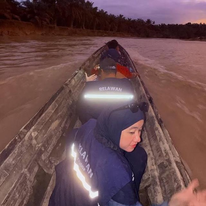 <p>Bantuan pun tampak diboyong menggunakan sampan selama 45 menit, Bunda. Setelah itu, mereka harus menempuh jalan hutan yang gelap untuk mengantarkan bantuan bagi korban banjir. (Foto: Instagram @praz_teguh)</p>