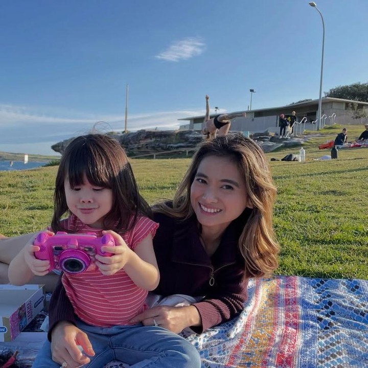 <p><em>Postingan</em> itu kemudian mengundang banyak komentar netizen. Tak sedikit dari mereka memberikan dukungan untuk Acha, yang kini telah berganti status menjadi <em>single mom.</em> &ldquo;Makin happy kak acha.. Semangat kak,&rdquo; tulis akun <em>@soe****.</em> &ldquo;Ka acha makin cantikk. Bahagia &amp; sukses terus ya kakakk,&rdquo; tulis akun <em>@nukefarad****.</em>&nbsp; (Foto: Instagram @septriasaacha)</p>