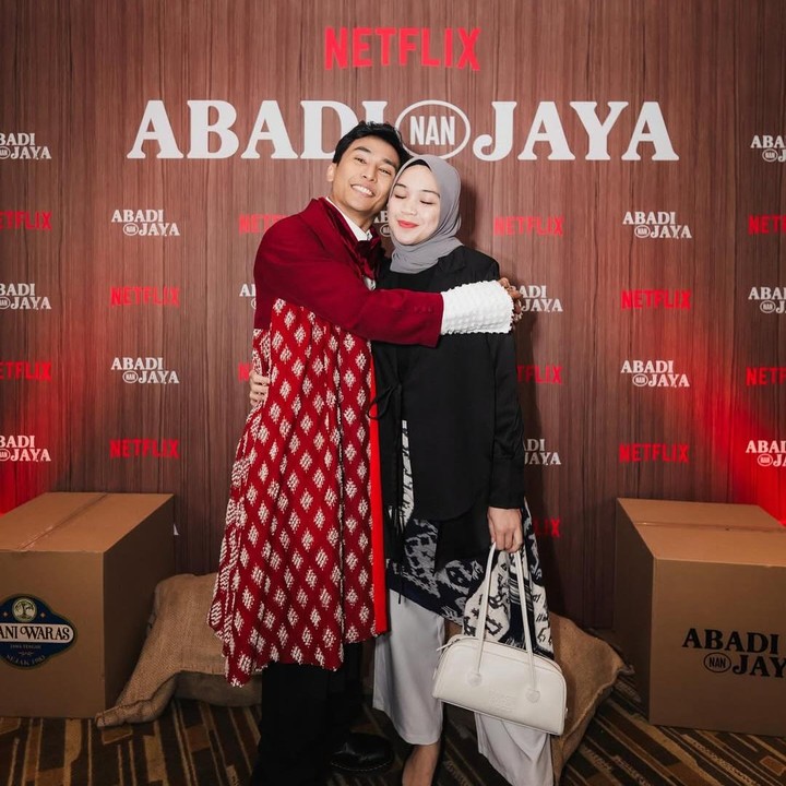 <p>Adit Erwandha telah menikah dengan Suci Asmarani Hasan pada 2019. Pasangan ini selalu blak-blakan ketika memberikan dukungan satu sama lain. Misalnya saja seperti foto berikut ini, Suci mendampingi sang suami dalam acara perilisan film terbarunya,<em> Abadi Nan Jaya.</em> &ldquo;Abadi Nan Jaya sudah tayang di Netflix! <em>congrats</em> sayang <em>@aditerwandha</em> ❤️,&rdquo; tulisnya, dikutip dari laman Instagram <em>@suciasmarani.</em>&nbsp; (Foto: Instagram @suciasmarani)</p>