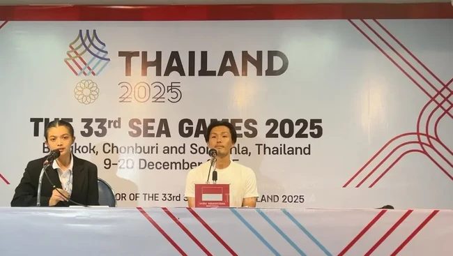 Timnas Putri Indonesia kalah 0-8 dari Thailand di SEA Games 2025. Pelatih Akira optimis bisa lolos ke fase berikutnya dengan kemenangan melawan Singapura.