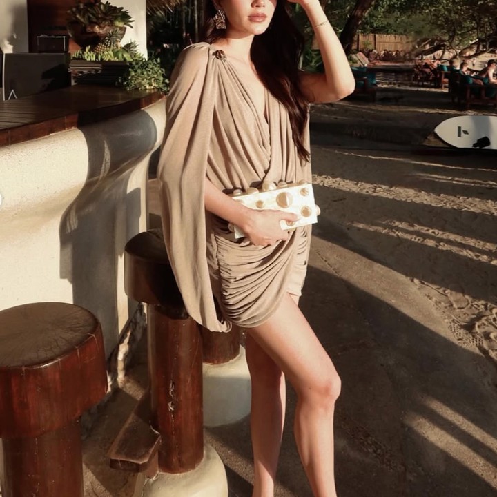 <p>Sebelumnya, Alyssa juga sempat mengunggah potret saat mengenakan outfit yang stylish. Saat <em>babymoon</em> di Thailand, Alyssa tampak memakai mini dress bernuansa warna cokelat muda. Di penampilannya ini, Alyssa tidak begitu menonjolkan<em> baby bump</em> kehamilannya. Sebaliknya, <em>baby bump</em> kehamilan Alyssa justru tidak terlihat jelas karena ditutupi oleh gaun. (Foto: Instagram @alyssadaguise)</p>