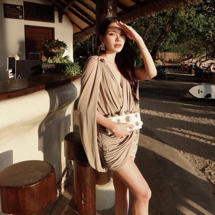 <p>Saat <em>babymoon</em> di pinggir pantai, Alyssa tampil cantik mengenakan <em>mini dress</em> berwarna cokelat muda. Perempuan 27 tahun ini masih terlihat langsing meski <em>baby bump</em> kehamilannya sudah terlihat jelas. Penampilan Alyssa selama <em>babymoon</em> ini banyak menuai pujian dari netizen. "<em>MasyaAllah</em> cantik banget Mamalyssa," tulis akun @em***. "Alyssa <em>pregnant</em> era makin cakep," ungkap @su***. (Foto: Instagram @alyssadaguise)</p>