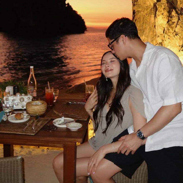 <p>Alyssa dan Al terlihat begitu menikmati pemandangan laut dari pinggir pantai sambil menyantap hidangan&nbsp;santap sore yang romantis. Momen tersebut terasa begitu spesial karena keduanya bisa <em>quality time</em> sambil melihat pemandangan matahari terbenam yang indah di ujung lautan yang luas. (Foto: Instagram @alghazali7)</p>