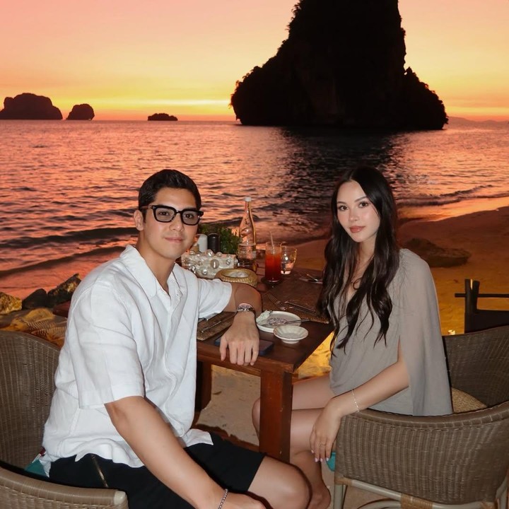 <p>Alyssa dan Al memilih untuk <em>babymoon</em> di Kota Krabi, Thailand. Tempat ini dikenal sebagai tujuan wisata alam dengan sejumlah pulau kecil dan pemandangan lepas pantai yang indah. Alyssa dan Al tampaknya ingin&nbsp;menghabiskan waktu bersama&nbsp;dengan suasana yang nyaman dan jauh dari keramaian. (Foto: Instagram @alghazali7)</p>
