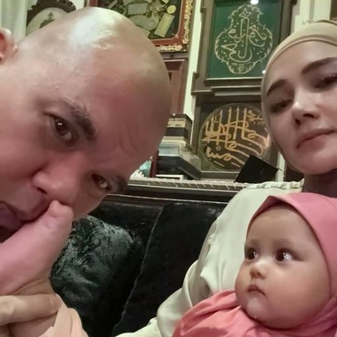 Punya Anak Lagi, 7 Momen Hangat Ahmad Dhani & Mulan Jameela Momong Bayi