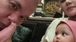 Punya Anak Lagi, 7 Momen Hangat Ahmad Dhani & Mulan Jameela Momong Bayi