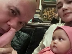 Punya Anak Lagi, 7 Momen Hangat Ahmad Dhani & Mulan Jameela Momong Bayi