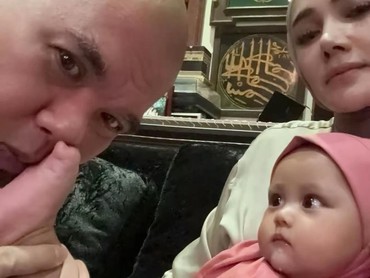 Punya Anak Lagi, 7 Momen Hangat Ahmad Dhani & Mulan Jameela Momong Bayi