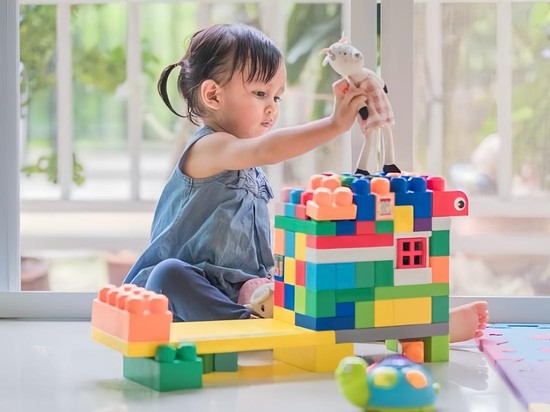 3 Mainan Montessori untuk Bantu Stimulasi Sensorik & Kreativitas Anak