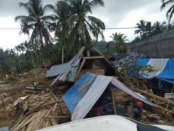Jejak Lumpur Sisa Banjir di Aceh Timur Sampai Setinggi Atap