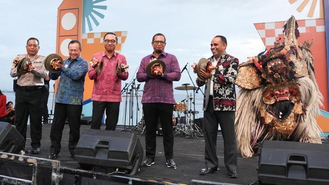 Bank Mandiri menggelar Livin' Fest 2025 di Denpasar, dukung ekonomi kreatif dan digital, sajikan hiburan, pameran UMKM, dan kolaborasi industri.