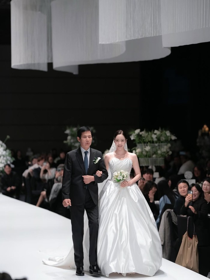 Belahan jiwa Hahm Eun Jung adalah sutradara serta penulis skenario Kim Byeong Woo yang terkenal dengan karya film 'Omniscient Reader: The Prophet' dan akan menunjukkan proyek barunya yakni film Netflix 'The Great Flood'./ Foto: instagram.com/eunjung.hahm