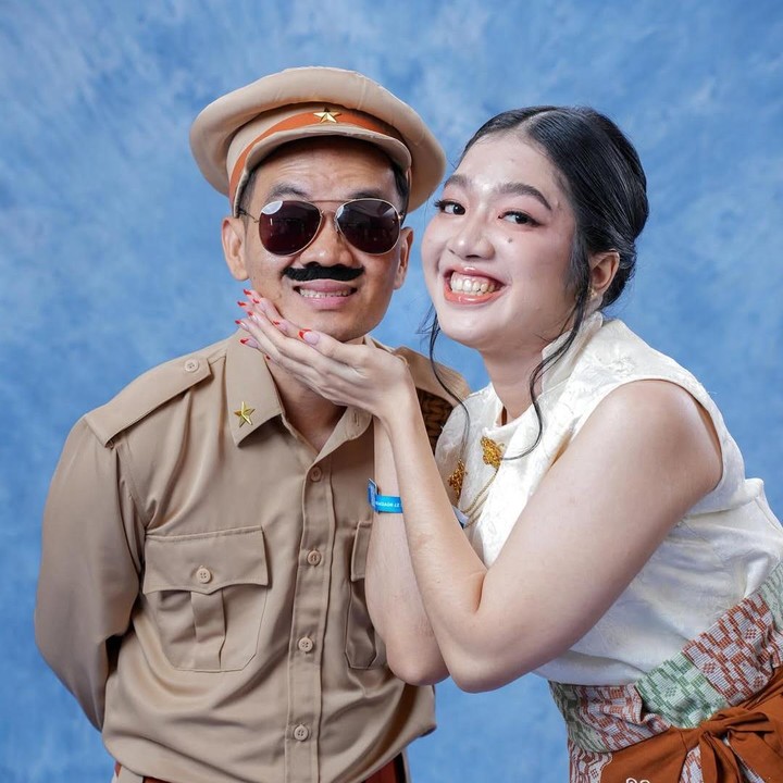 <p>Bene Dionsyius Rajagukguk atau yang lebih dikenal dengan sapaan Bene Dion, telah menikah dengan Naomi Margaretha Hasianna pada 2023. Ia pun kerap mengabadikan momen manis bersama istrinya di media sosial, seperti foto berikut ini, Bunda.&nbsp;(Foto: Instagram @bene_dion)</p>