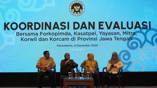 Wakil Kepala BGN, Nanik Sudaryati Deyang, menegur pengelola SPPG Banyumas untuk segera urus SLHS, ancam sanksi suspensi jika tidak patuh.