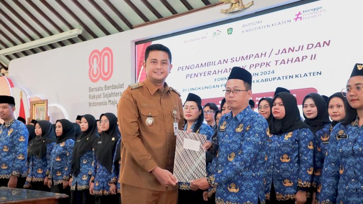 Bupati Klaten Serahkan 96 SK PPPK Tahap II Formasi 2024