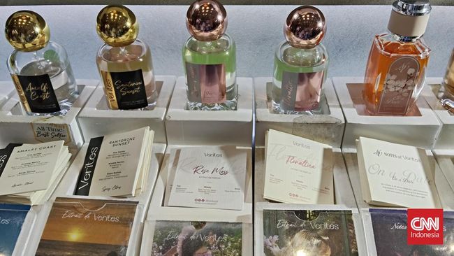 Kamu bisa eksplorasi parfum lokal di gelaran JxB 2025. Hingga Minggu (7/12), jenama-jenama parfum lokal memamerkan produk andalan mereka.